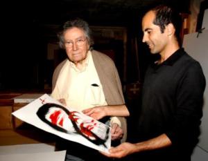 L'Antoni Tàpies lliura a en Lluís Planes Herrero una obra inspirada en el recorregut en forma de vuit del Camí